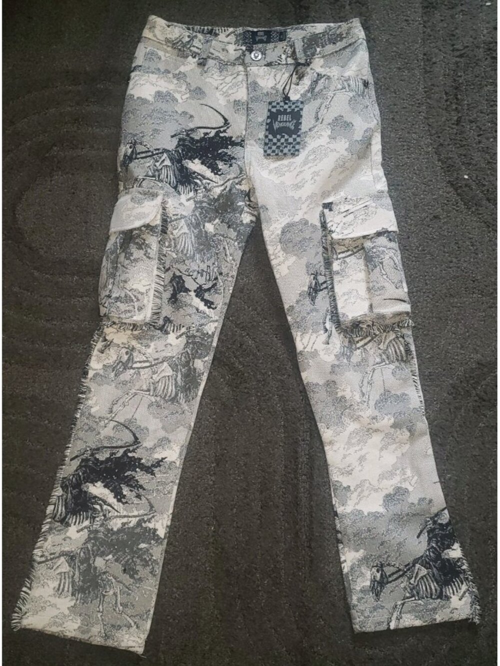 NWT Rebel Vengeance Tapestry Skull Graphic Print Denim Cargo Pants Mens Size 30